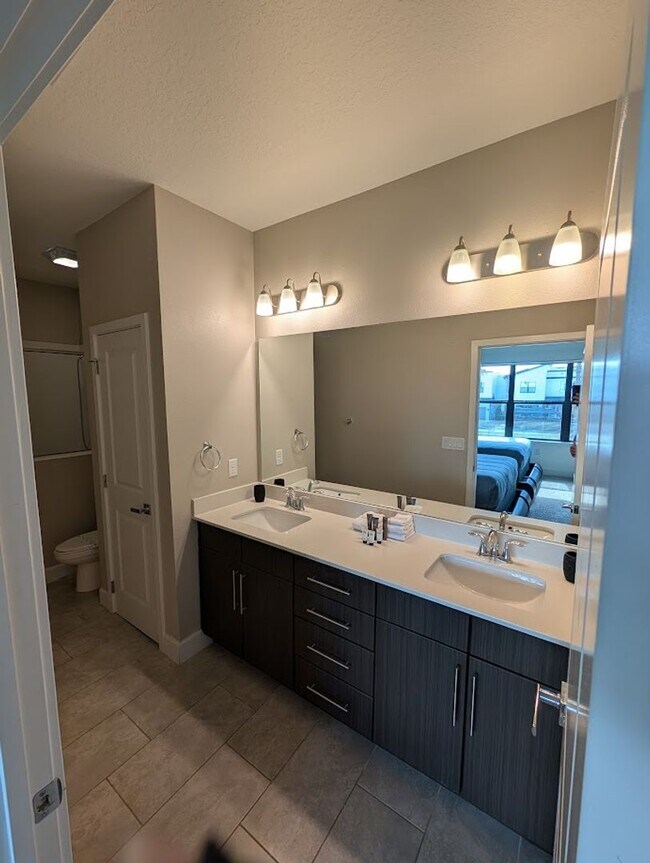 Building Photo - Beautiful Executive 4 Bed 3 Bath Home in Davenport!