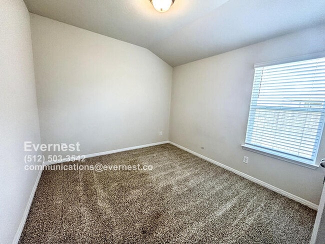 Building Photo - Spacious 4-Bedroom Home with Modern Comfor...