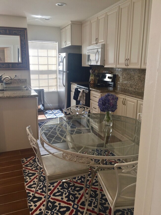 Building Photo - Luxury One Bedroom Apartment in La Jolla Village! Shared Garage Parking! AC! Washer & Dryer!