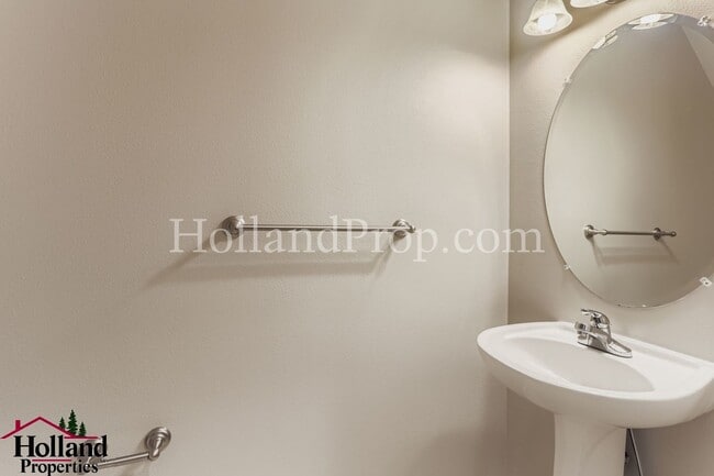 Building Photo - 4-Bedroom Home in Prime Hillsboro Location