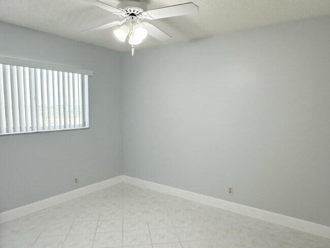 Building Photo - 2220 N Cypress Bend Dr