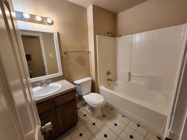 Building Photo - 3 Bedroom Duplex In South Fort Worth