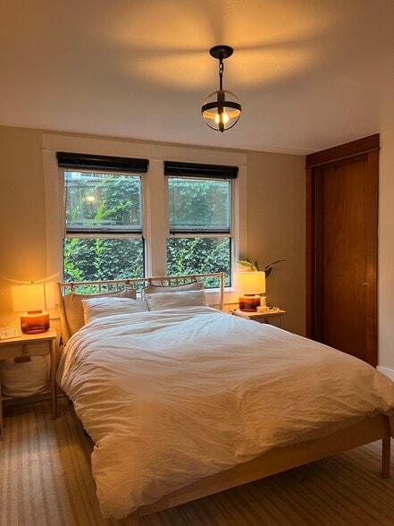 Large bedroom. Private window. Bamboo floors. - 1867 SW 14th Ave