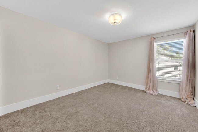 Building Photo - 1400 Addison Lk St