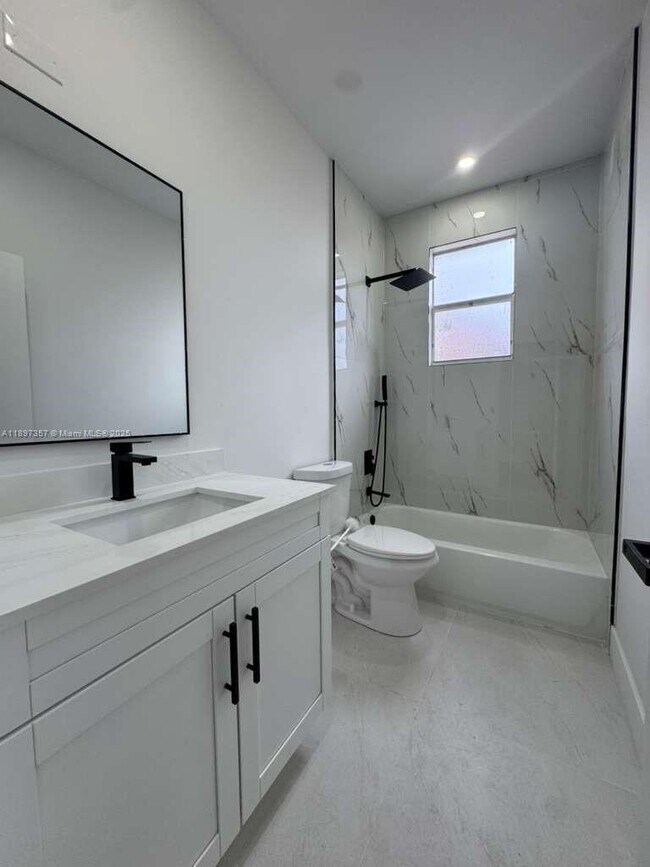 Building Photo - 2425 SW 6th St