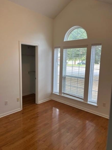 Building Photo - 3107 Burlington