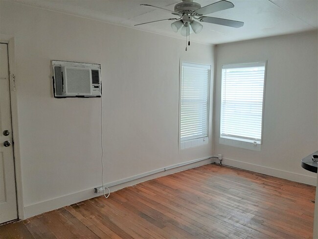 Building Photo - 1/1 Ground Floor Apartment in Downtown Tar...