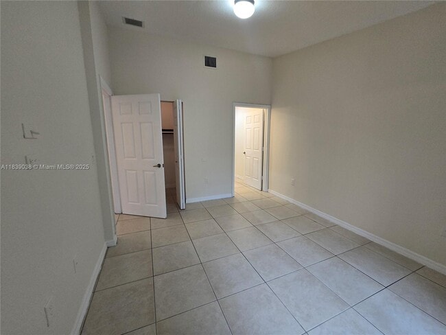 Building Photo - 3906 SW 48th Ave