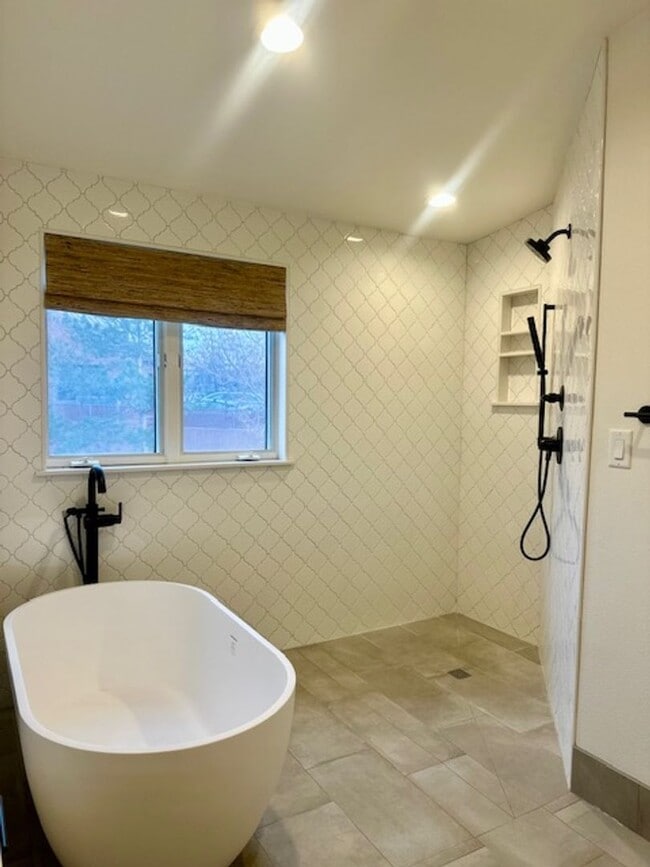 Building Photo - Riverfront Gated 2 Bedroom Luxury Condo!!