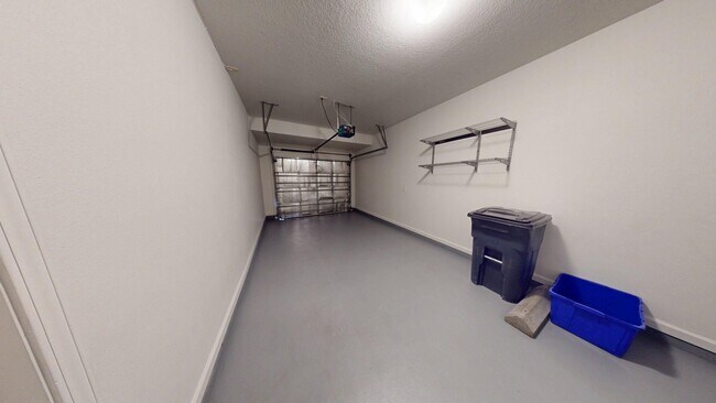 Building Photo - Beautiful 3 bedroom, 2.5 bathroom townhome