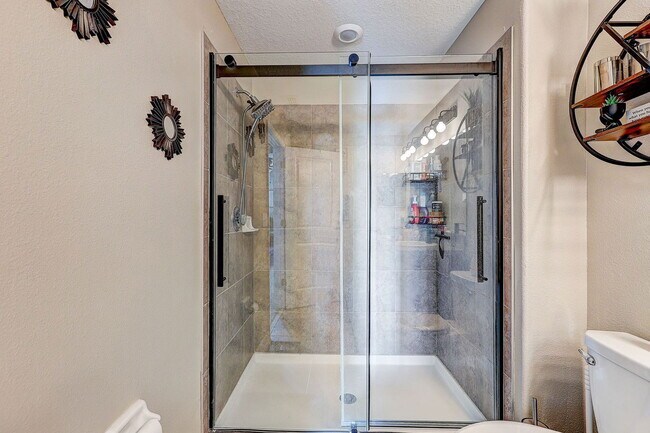 Building Photo - 12910 Utopia Gdns Wy