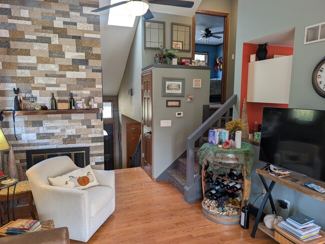 Building Photo - 607 Tamarack Dr W