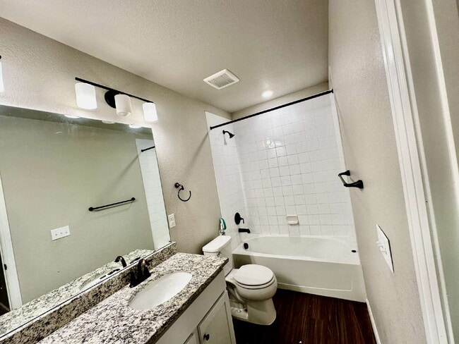 Building Photo - "Experience Spacious Living: 5-Bed, 3-Bath Home in Elizabeth!"