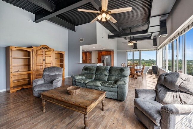 Primary Photo - Breathtaking downtown East-facing, penthou...