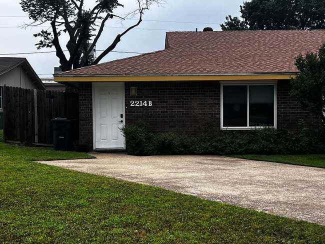 Building Photo - 2214 Lavern St