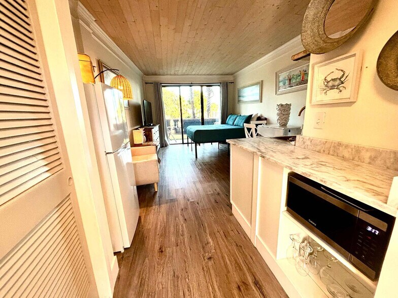 Building Photo - 214 Miracle Strip Pkwy SW