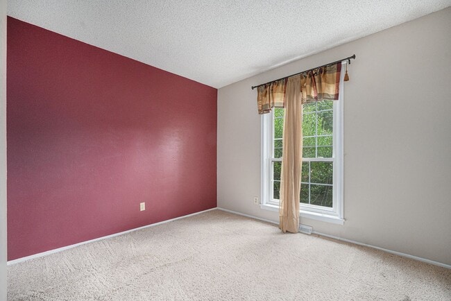 Building Photo - Welcome Home to Bristol Cove - Rare End-Unit Ranch Townhome in Centennial!