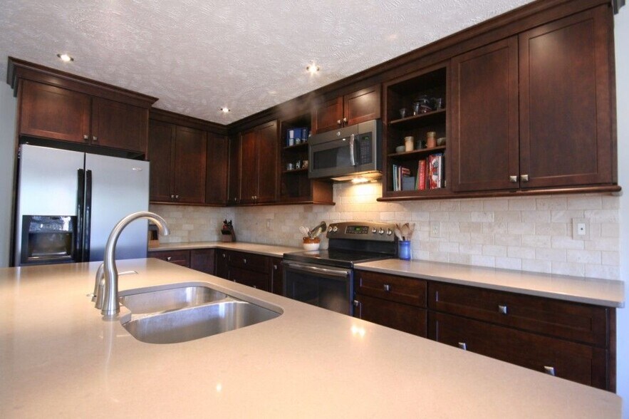 Kitchen - 121 Rothbury Dr
