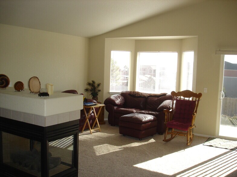 Building Photo - 5570 Vermillion Bluffs Dr
