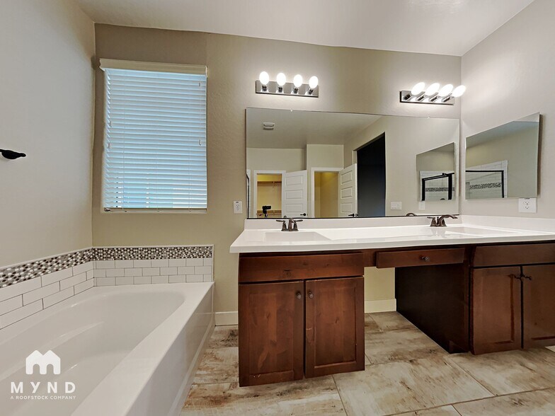 Building Photo - 2639 N Walker Way