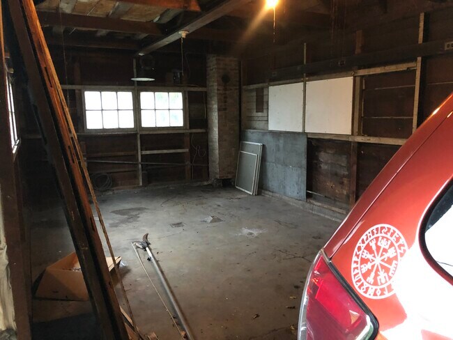 Building Photo - 212 W Ridgeway St