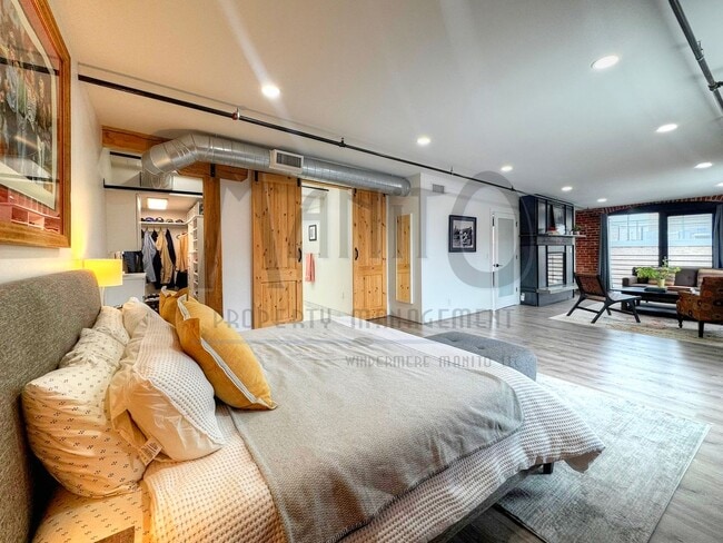 Building Photo - Stunning & Spacious Penthouse Condo