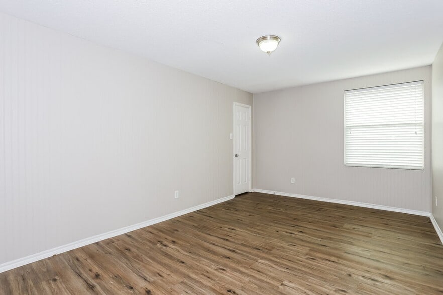 Building Photo - 2044 W Grove Ln