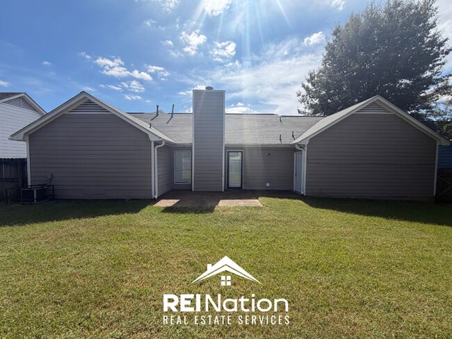 Building Photo - MEMPHIS CHARMER! | Vaulted Ceilings & Hardwood Floors | 3 Bed / 2 Bath & 2-Car Garage