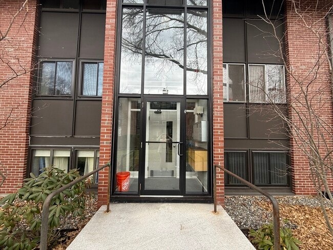 Building Photo - 4 Longwood Dr