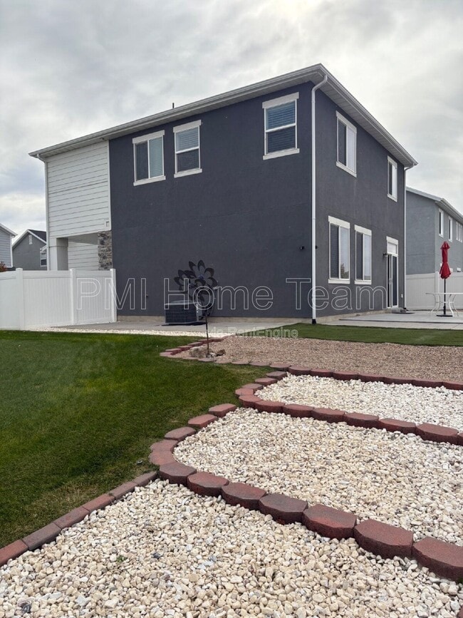 Building Photo - 1616 W Parkview Dr