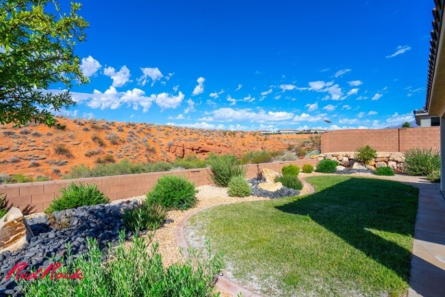 Building Photo - Stunning 4 Bedroom Home with Gorgeous Back...