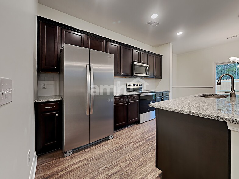 Building Photo - 1833 Produce Ln