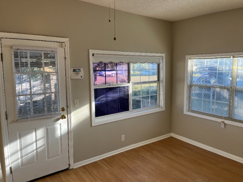 Building Photo - 205 Baker St