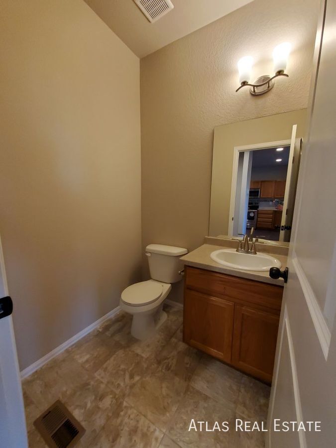 Building Photo - 710 Finch Dr