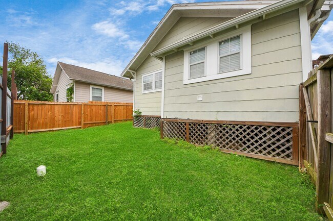 Building Photo - 201 W Pitts Ave