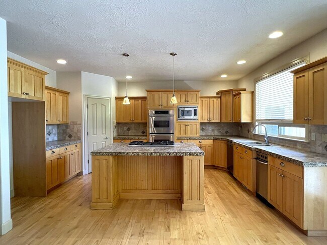 Building Photo - Beautiful 4 bed 3.5 bath home in Eagle jus...
