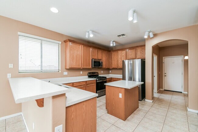 Building Photo - 10047 E Lakeview Ave