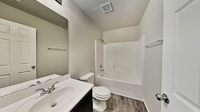 Building Photo - Very Nice 3 Bedroom 2 Bath Home in Yukon S...