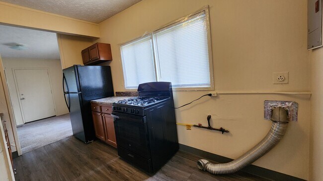 Building Photo - Three bedroom 1.5 house available for rent May 1 2026!