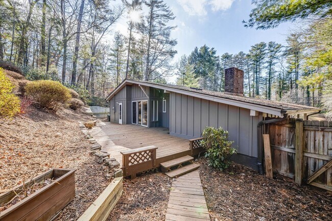 Building Photo - Updated 2-Bedroom Home in Gorgeous Woodland Hills (Landscaping Included)