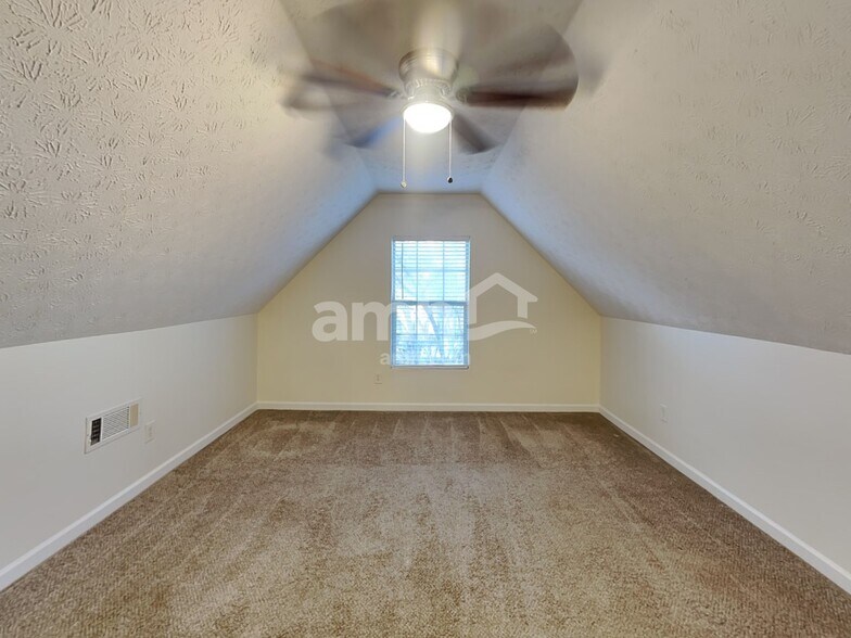 Building Photo - 910 Harbins View Dr