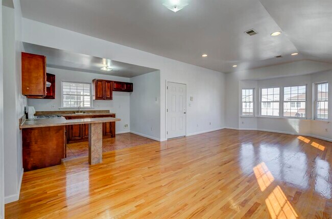 Building Photo - 30 E 41st St