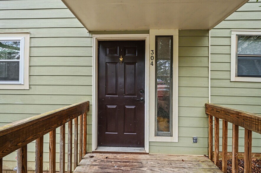 Building Photo - 304 Cedarwood Ln