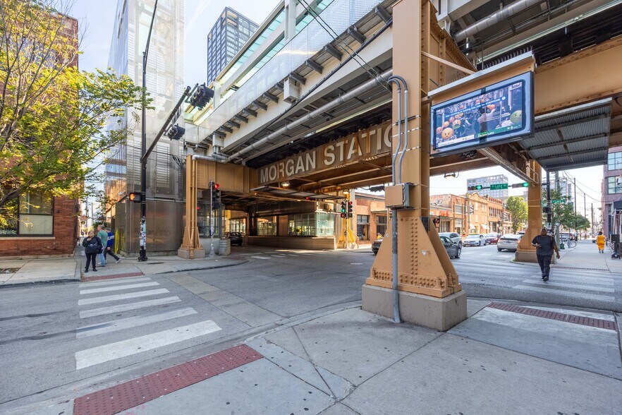 Building Photo - 1002 W Lake St