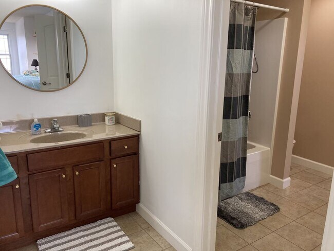 Building Photo - Charming 3 Bedroom, 2.5 Bathroom Home Fully Furnished in Benton Harbor Close to Lake Michigan and...