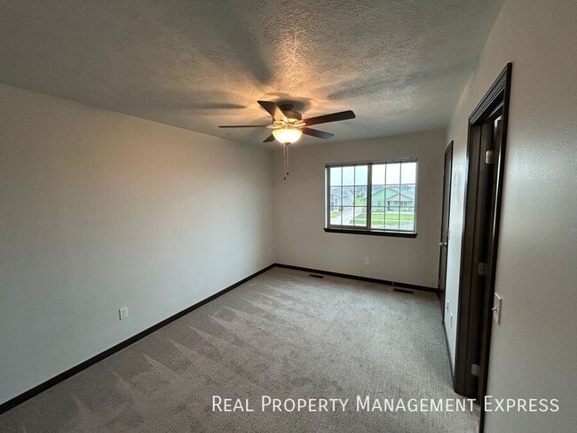 Building Photo - 3 Bed 1.5 Bath in West Sioux Falls