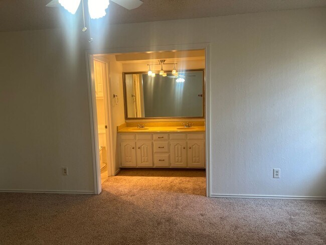 Building Photo - 3 bed 2 bath 2 car garage