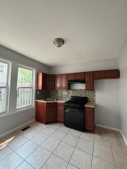 Primary Photo - 641 15th Ave