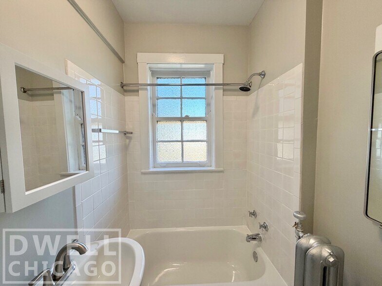 Building Photo - 6226 N Clark St