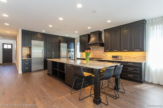 Building Photo - 25925 York Rd